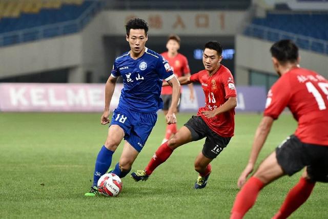 申花新任教练遭球迷质疑，表现不及前任